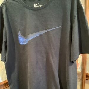 Men’s dark navy Nike short sleeve shirt